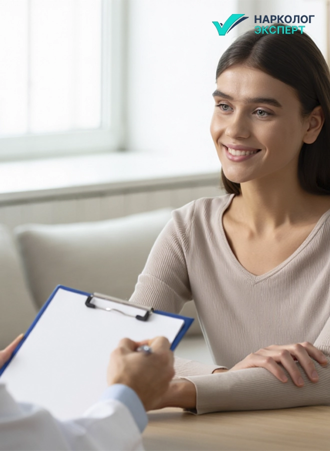 девушка беседует с врачом